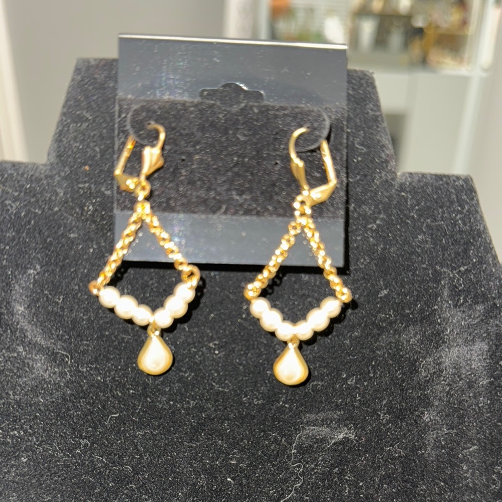 Elegant Gold and Pearl Drop Earrings